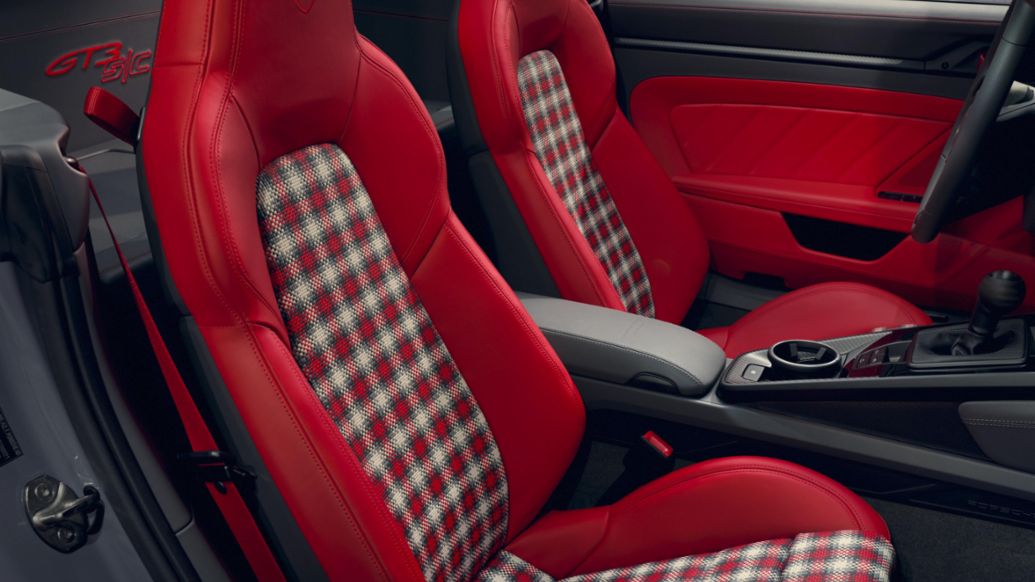 Un cabriolet ușor, echipat cu un motor aspirat cu turație ridicată și cutie de viteze manuală, comunicat de presă, 14/04/2026, Porsche AG