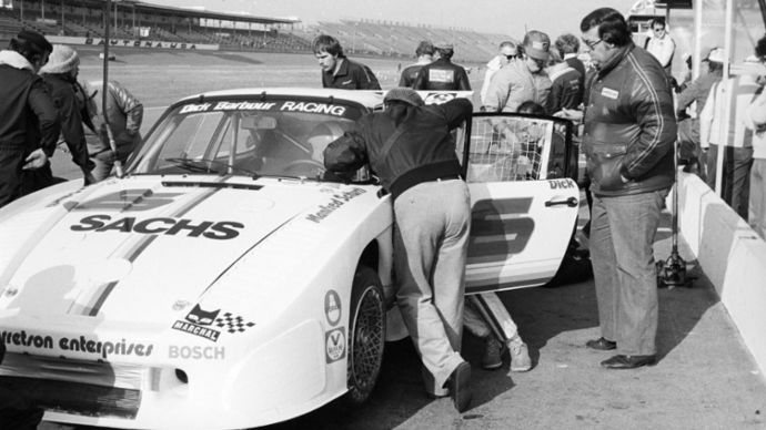 935, Manfred Schurti (in the vehicle) and John Fitzpatrick; Dick Barbour on the right and Erwin Kremer with his back at the driver's door; 24 Hours at Daytona, 1980, Porsche AG