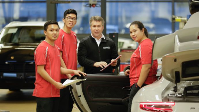 Daryl, Mark, Karl-Heinz Holzinger, Workshop manager at Porsche Zentrum Stuttgart, and Jennievib, Stuttgart, 2019, Porsche AG