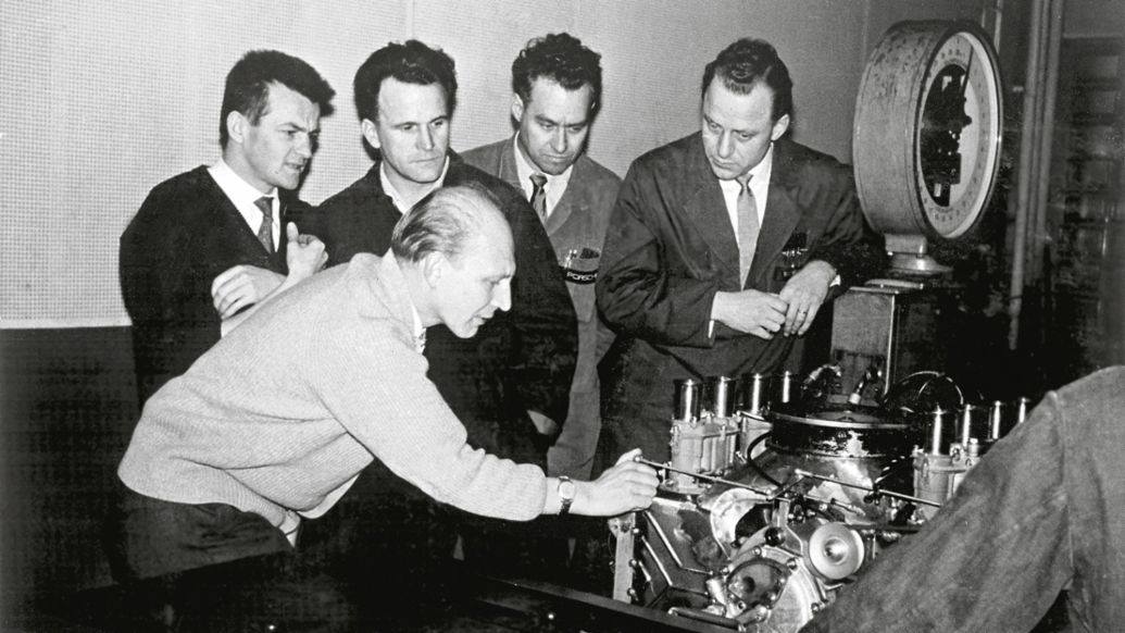 Hans Hönick (sobre el motor), Hans Mezger, Eberhard Storz, Helmut Heim y Rolf Schrag (i-d), 1960, Porsche AG