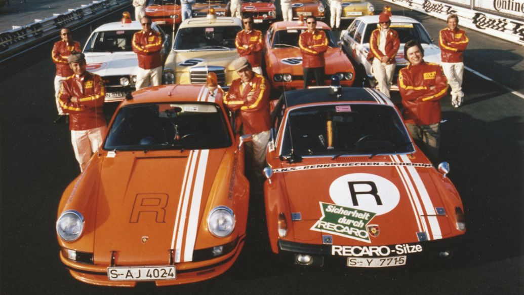 Herbert Linge, del equipo de seguridad de la pista ONS; 911 Carrera RSR 2.8, modelo año 1973; 914/6 GT, modelo año 1972; Nürburgring, 1973, Porsche AG