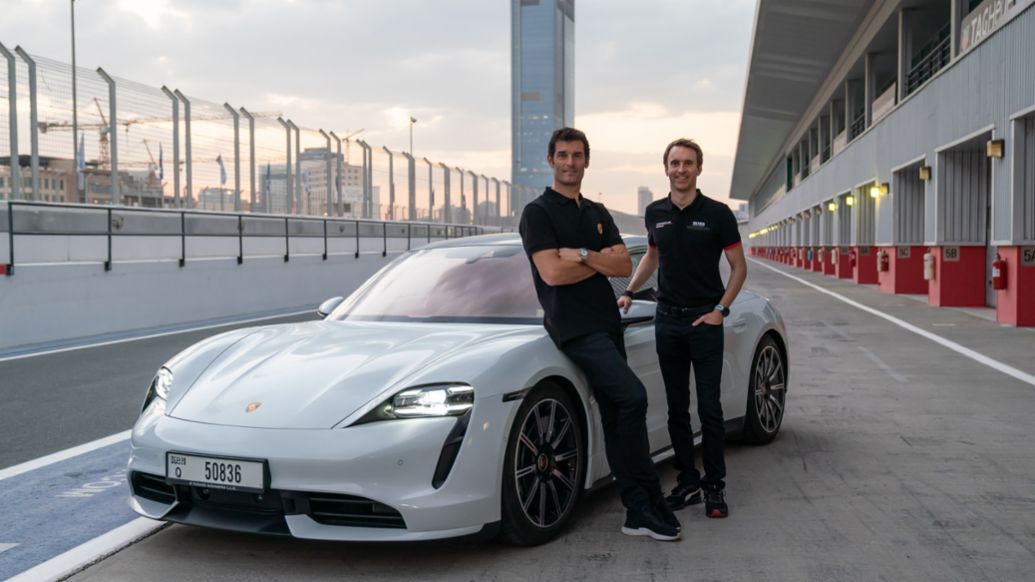 Mark Webber, Timo Bernhard (i-d), Taycan Turbo, circuito de Dubai, 2019, Porsche AG