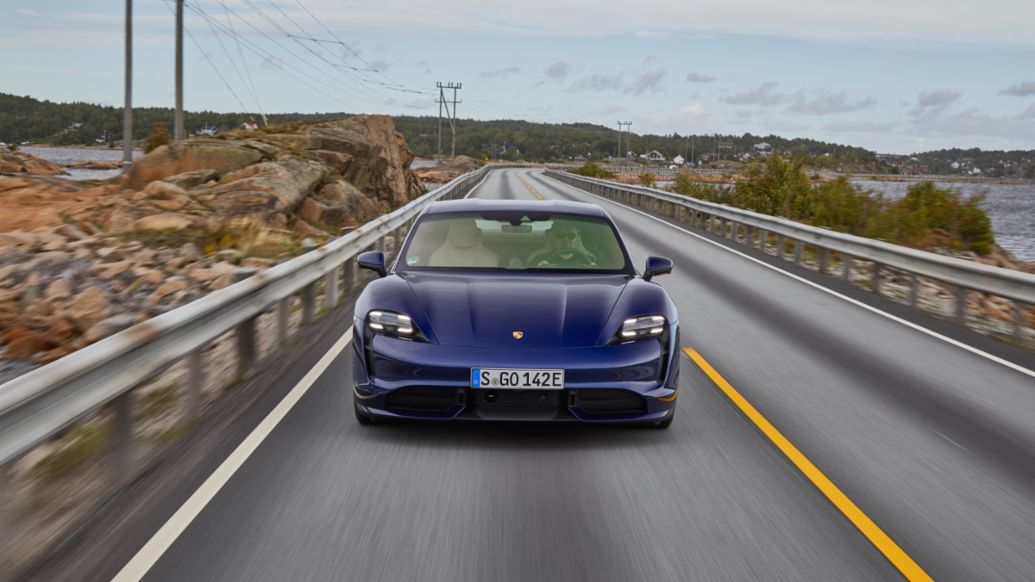 Taycan Turbo S, verde Mamba metalizado, test de presentación a la prensa, Europa, 2019, Porsche AG