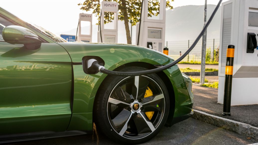 Taycan Turbo S, verde Mamba metalizado, test de presentación a la prensa, Europa, 2019, Porsche AG