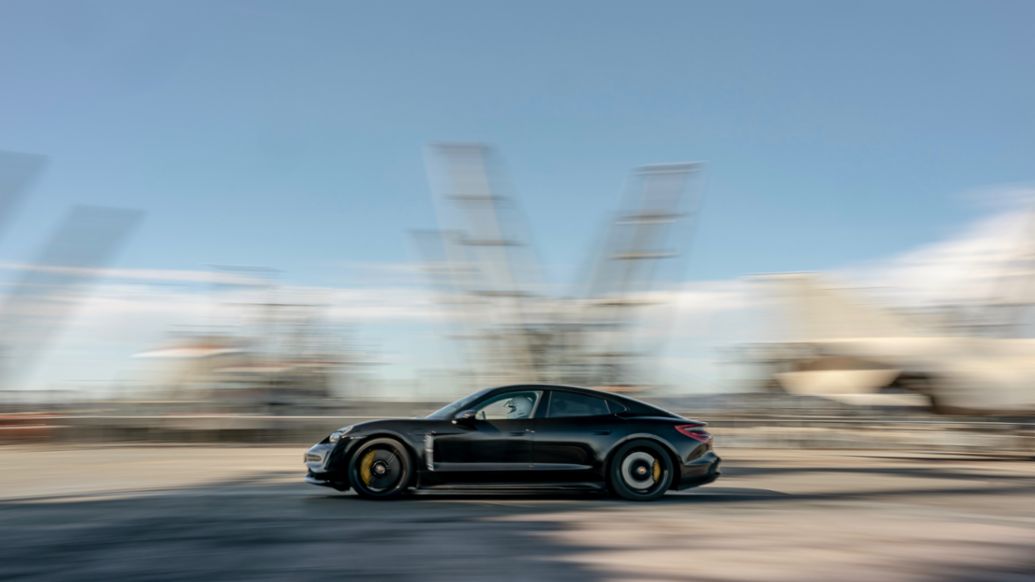 Porsche Taycan prototipo, USS Hornet, 2019, Porsche AG