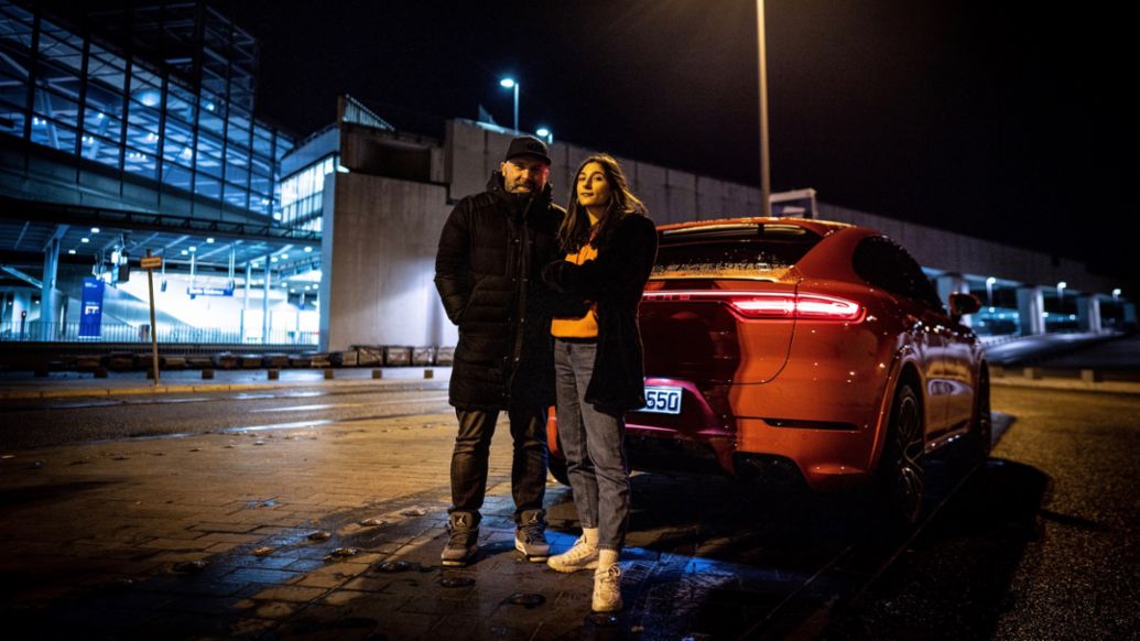 Niko Hüls, Autorin Miriam Davoudvandi, l-r, Cayenne S Coupé, Roadtrip Back2Tape, Berlin, 2020, Porsche AG