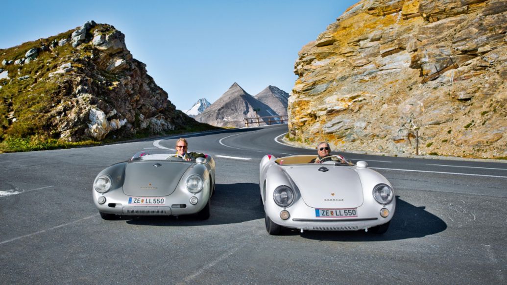Ferdinand Porsche, Dr. Wolfgang Porsche (i-d), 550 Spyder, carretera alpina del Grossglockner, 2020, Porsche AG