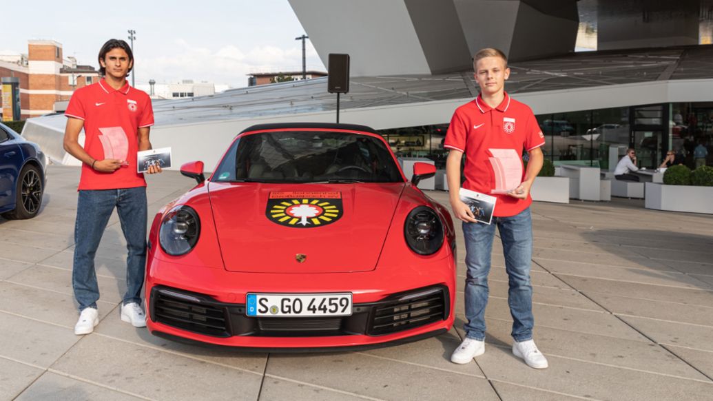 Preisträger der SG Sonnenhof Großaspach, Flávio Santoro und Yannick Moll, l-r, Porsche Turbo Award 2020, Stuttgart, Porsche AG
