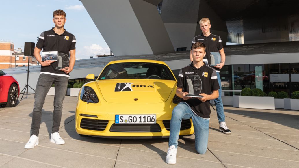 Preisträger der Porsche Basketball-Akademie, Lukas Strohm, Titus Schuster und Jacob Patrick, l-r, Porsche Turbo Award 2020, Stuttgart, Porsche AG