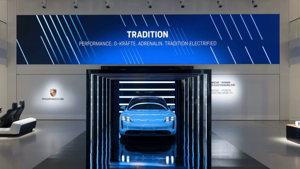 Taycan 4S, Ausstellung „Porsche – Pionier der Elektromobilität“, Volkswagen Drive Forum, Berlin, Deutschland, 2020, Porsche AG