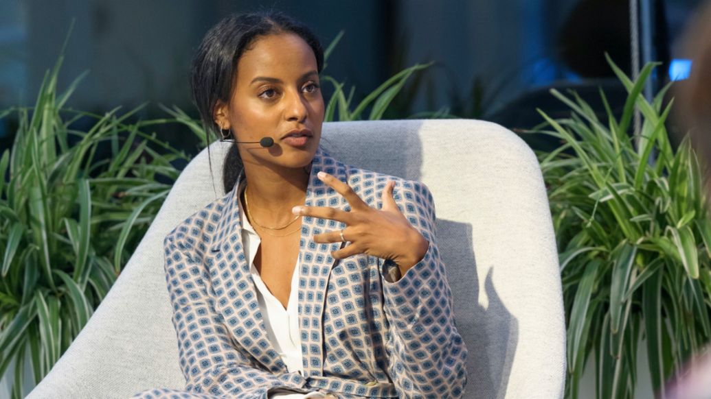 Sara Nuru, Ausstellung „Porsche – Pionier der Elektromobilität“, Volkswagen Drive Forum, Berlin, Deutschland, 2020, Porsche AG