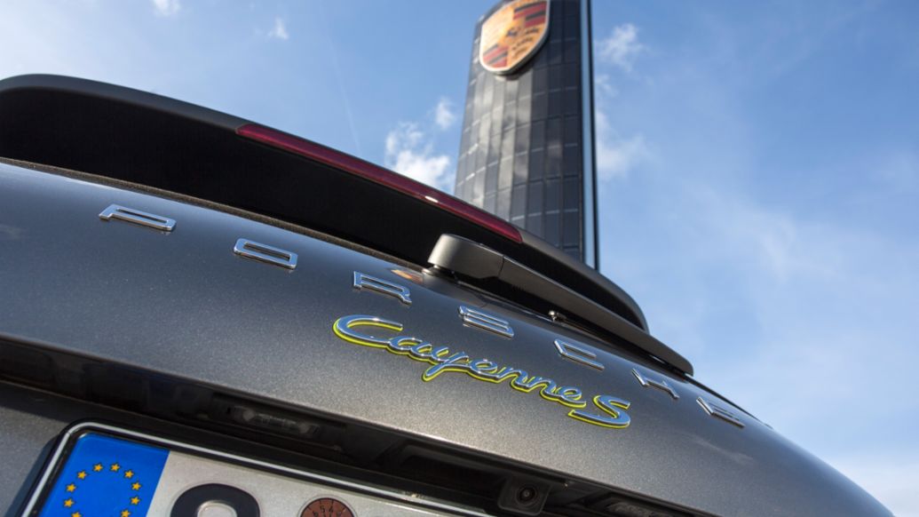 Cayenne S E-Hybrid, Porsche centre Berlin-Adlershof, 2016, Porsche AG