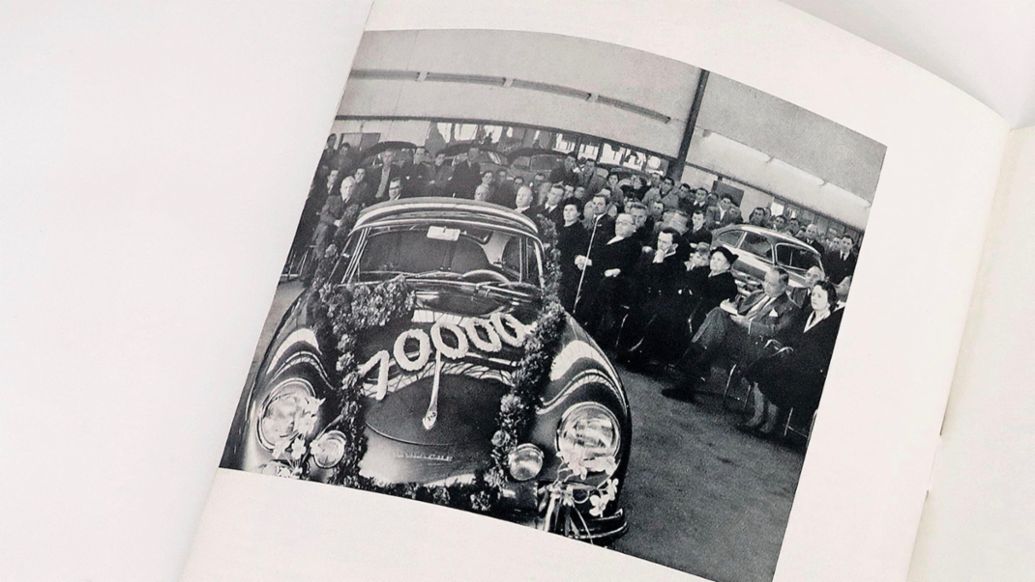 Der 13-jährige Dr. Wolfgang Porsche zwischen Grossmutter Aloisia und Vater Ferry zu sehen, 1956, Porsche AG