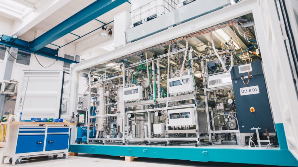 Hydrogenious is testing this small hydrogen release plant, 2021, Credit: Hydrogenious