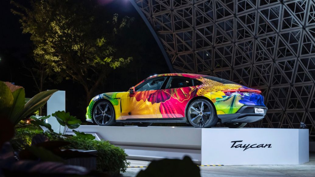 Taycan, exposición "Dale Chihuly: vidrio en flor", Jardines de la Bahía, Singapur , 2021, Porsche AG