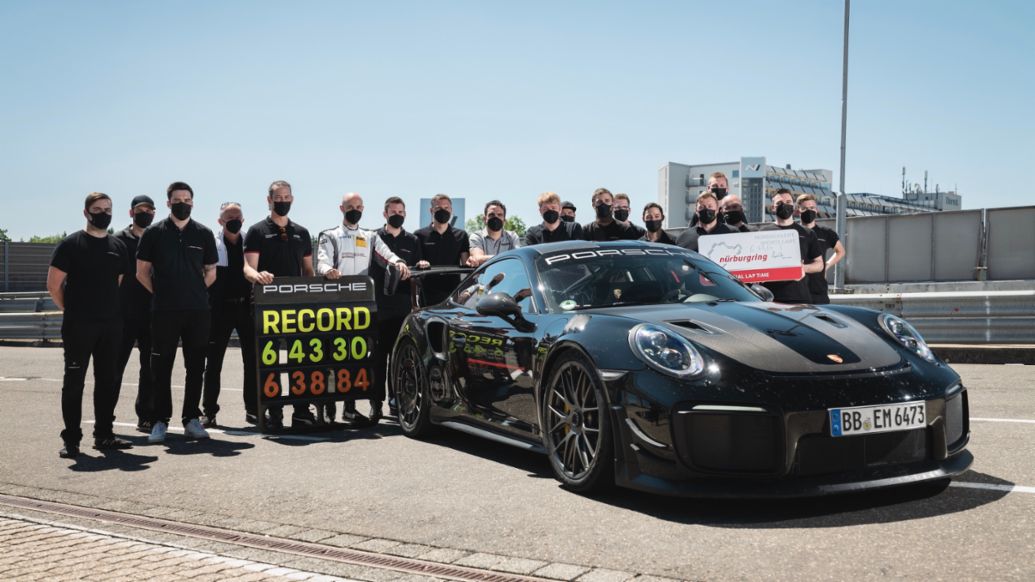 Manthey racing crew, Lars Kern, Porsche development driver, 911 GT2 RS, Nürburgring-Nordschleife, 2021, Porsche AG