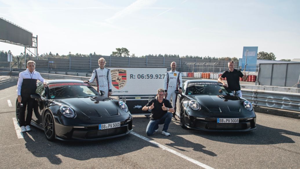 Jörg Bergmeister (2º por la izda.), embajador de Porsche; Frank-Steffen Walliser (agachado), Vicepresidente de Producto; Lars Kern (2º por la dcha.), piloto de desarrollo; Andreas Preuninger (derecha), Vicepresidente de Modelos GT, 911 GT3, 2021, Porsche AG