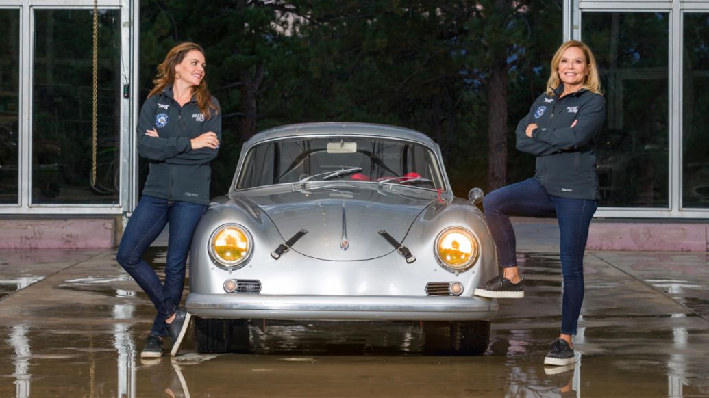 Dos mejor que uno: Christina (i) y Renée Brinkerhoff, Porsche 356, 2021, Porsche AG