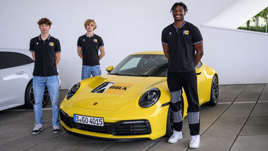 Nick Stöckle, Paul Minjoth, Emmanuel Ugbo, Porsche Basketball Akademia, 2021, Porsche AG