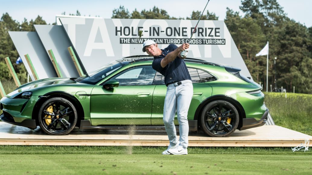 Paul Casey, Hole-in-one prize Taycan Turbo S Cross Turismo, 2021, Porsche AG