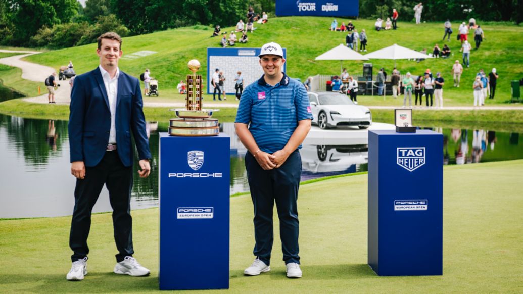 Marcus Armitage, Winner Porsche European Open 2021, Deniz Keskin, Head of Brand Management and Partnerships at Porsche AG, l-r, Taycan 4S Cross Turismo, 2021, Porsche AG