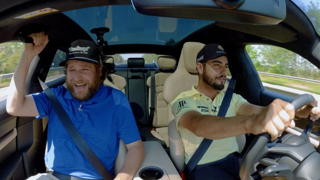 Dale Vallely, Abraham Ancer, l-r, Taycan Turbo S, 2021, Porsche AG