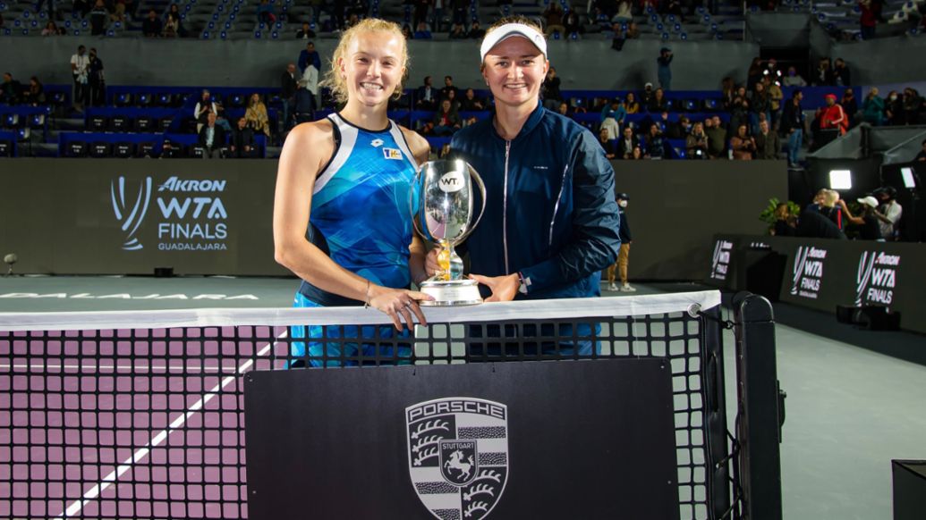 Las ganadoras de dobles Katerina Siniakova y Barbora Krejcikova, Finales de la WTA, Guadalajara, 2021, Porsche AG