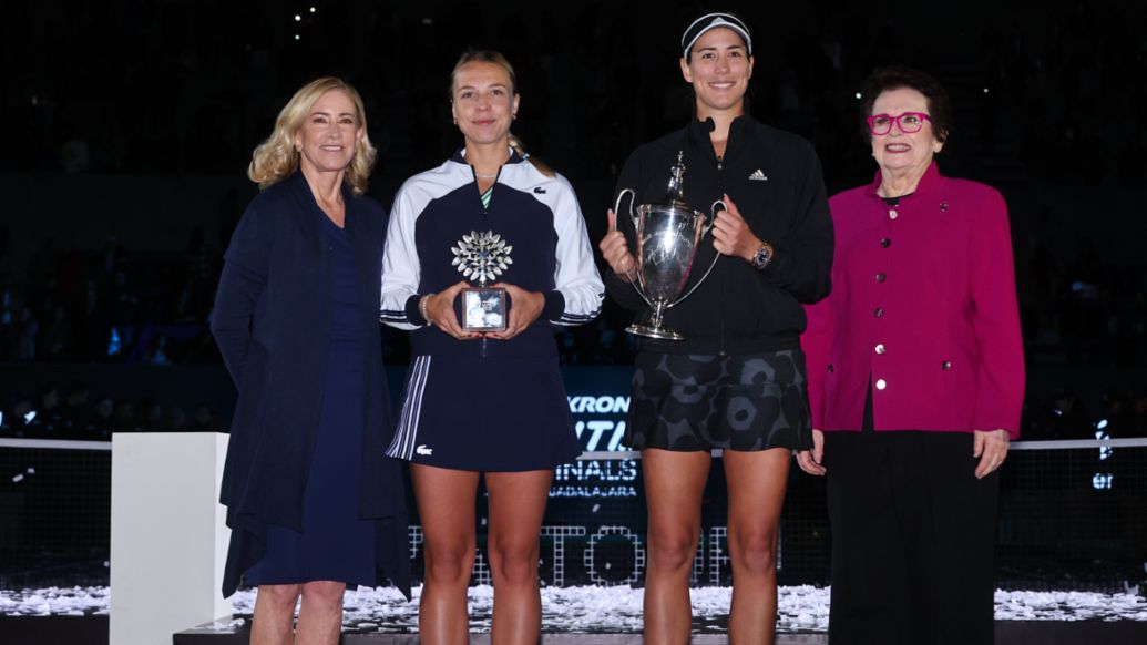 Finalistas de individuales con Chris Evert (i) y Billie Jean King, Finales de la WTA, Guadalajara, 2021, Porsche AG