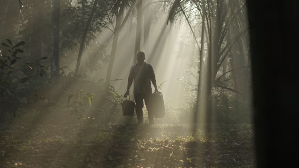 Indonesian rubber plantation farmer, 2021, Porsche AG