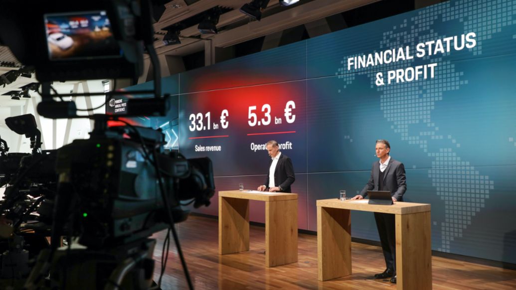 Oliver Blume, Vorstandsvorsitzender der Porsche AG, Lutz Meschke, Stellvertretender Vorstandsvorsitzender und Vorstand für Finanzen und IT der Porsche AG, l-r, Jahrespressekonferenz, 2022, Porsche AG