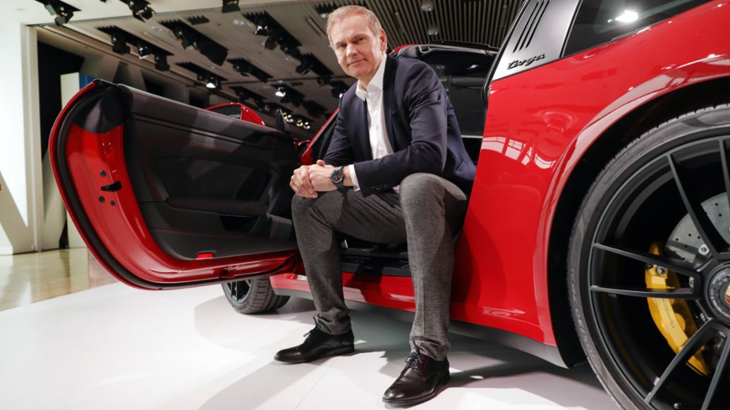 Oliver Blume, Vorstandsvorsitzender der Porsche AG, 911 Targa 4 GTS, Jahrespressekonferenz, 2022, Porsche AG