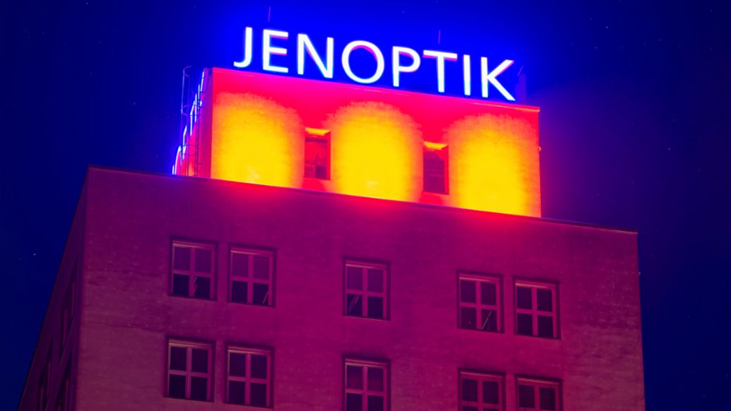 Schriftzug „Jenoptik“ auf dem Firmendach, 2022, Porsche Consulting