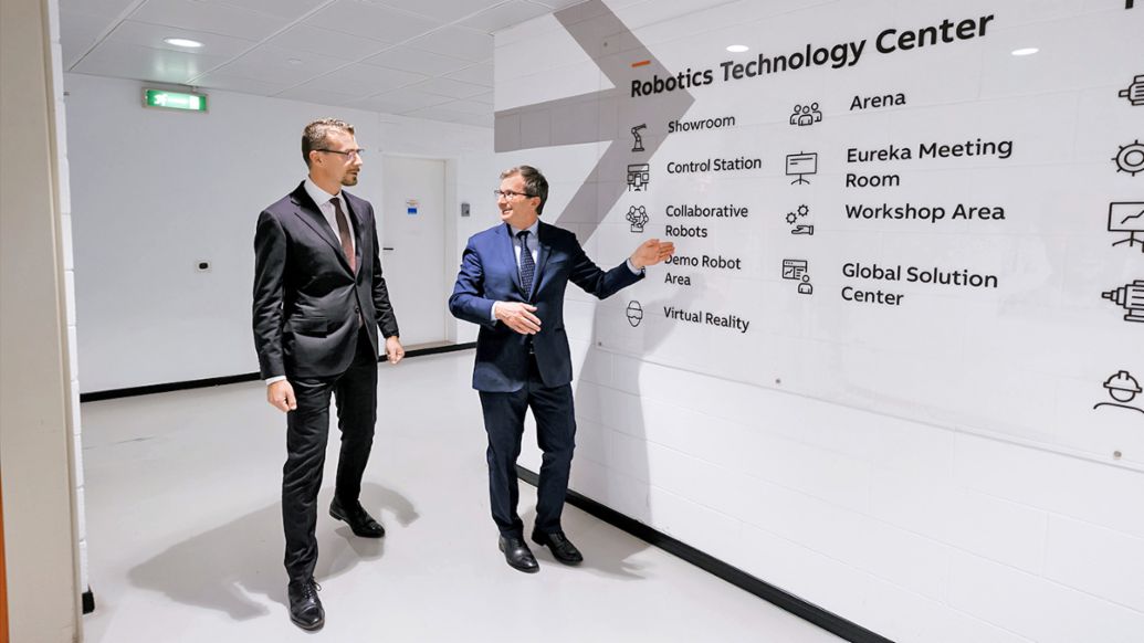 Claudio Brusatori, Partner bei Porsche Consulting Italia (links) mit Leonardo Leani, Division Manager Robotics & Discrete Automation bei ABB, 2022, Porsche Consulting