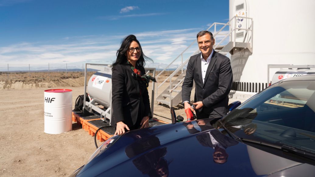 Barbara Frenkel, miembro del Consejo Directivo de Porsche AG responsable de Compras; Michael Steiner, miembro del Consejo Directivo de Porsche AG responsable de Investigación y Desarrollo (i-d), planta piloto de combustibles sintéticos en Haru Oni, Punta Arenas, Chile, 2022, Porsche AG