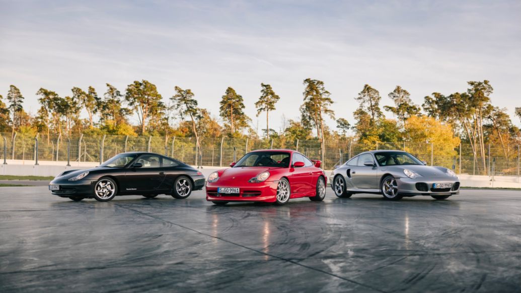 911 Carrera 4 Millennium (996), 911 GT3 (996), 911 Turbo S Coupé (996), da sinistra a destra, 2022, Porsche AG