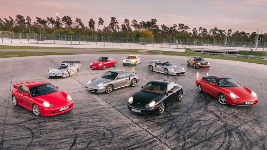 Vordere Reihe: 911 GT3 (996), 911 Turbo S Coupé (996), 911 Carrera 4 Millennium (996), 911 Carrera 4 Cabriolet (996), hintere Reihe: 911 GT1 `98, 911 Targa (996), 911 GT3 RSR, 911 GT1 Straßenversion,  911 GT3 Cup (996), 2022, Porsche AG