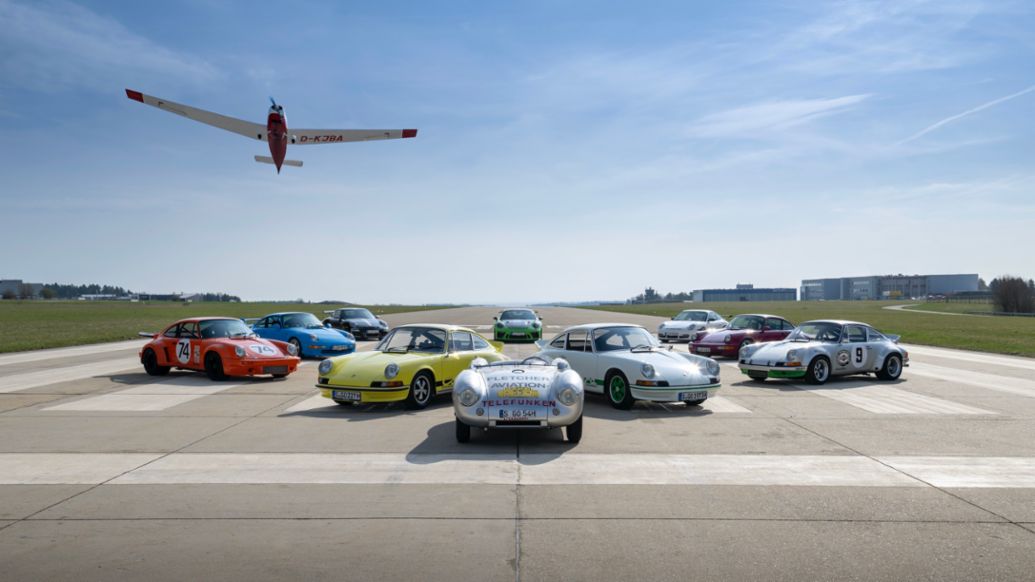 De delante hacia atrás y de izquierda a derecha: 550 Spyder; Carrera 2.7 RS Touring y Carrera 2.7 RS Sport; Carrera RSR 3.0  y Carrera RSR 2.8; Carrera RS Clubsport (993) y Carrera RS (964); GT3 RS 4.0 (997), GT3 RS MK 2 (991) y 911 GT3 RS (996), 2022, Porsche AG