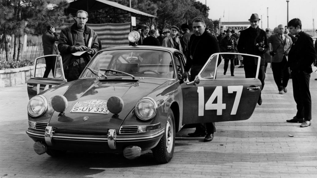 Peter Falk y Herbert Linge (i-d), 911 2.0 Coupé, Rally de Montecarlo, 1965, Porsche AG