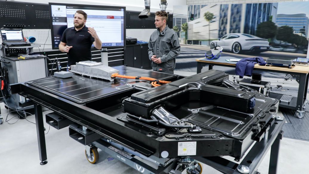 Medienworkshop HV-Batterie-Reparatur, Zuffenhausen 2022, Porsche AG