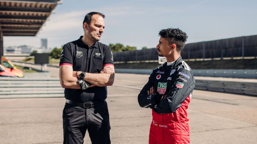 Florian Modlinger, Director de Competición del Equipo Oficial de Fórmula E, y Pascal Wehrlein, piloto oficial de Porsche (i-d), 2022, Porsche AG