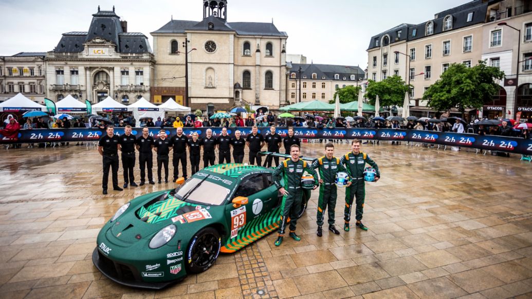 Michael Fassbender, Matt Campbell y Zacharie Robichon (i-d), 911 RSR, FIA WEC, Le Mans, 2022, Porsche AG