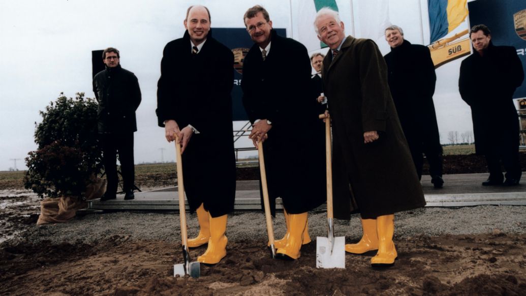 Wolfgang Tiefensee, Oberbürgermeister von Leipzig, Wendelin Wiedeking, Vorstandsvorsitzender von Porsche, Kurt Biedenkopf, Sächsischer Ministerpräsident, l-r, Werk Leipzig, 2000, Porsche AG