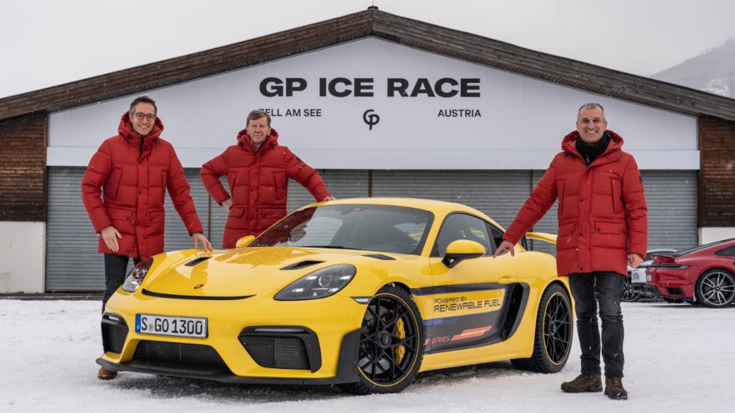 Sebastian Rudolph, Vicepresidente de Comunicación, Sostenibilidad y Política de Porsche AG, Walter Röhrl, embajador de Porsche, y Albrecht Reimold, miembro del Consejo de Dirección de Porsche AG como responsable de Producción y Logística, con el 718 Cayman GT4 RS.