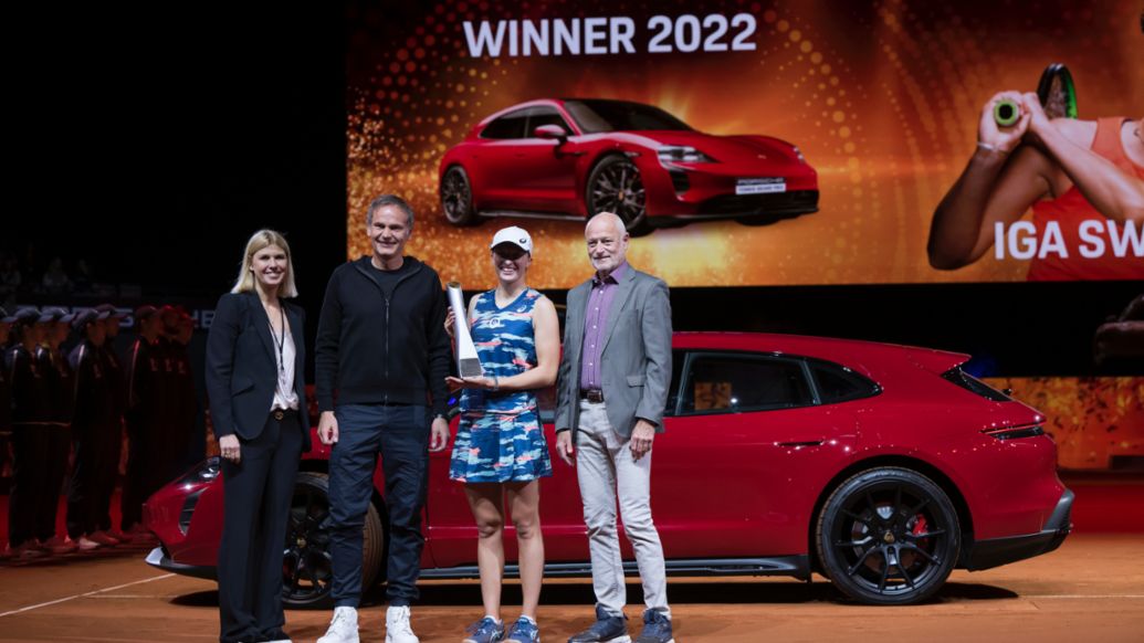 Anke Huber, Sportliche Leiterin, Oliver Blume, Vorstandsvorsitzender der Porsche AG, Iga Swiatek, Siegerin, Markus Günthardt, Turnierdirektor, l-r, Porsche Tennis Grand Prix, 2022, Porsche AG