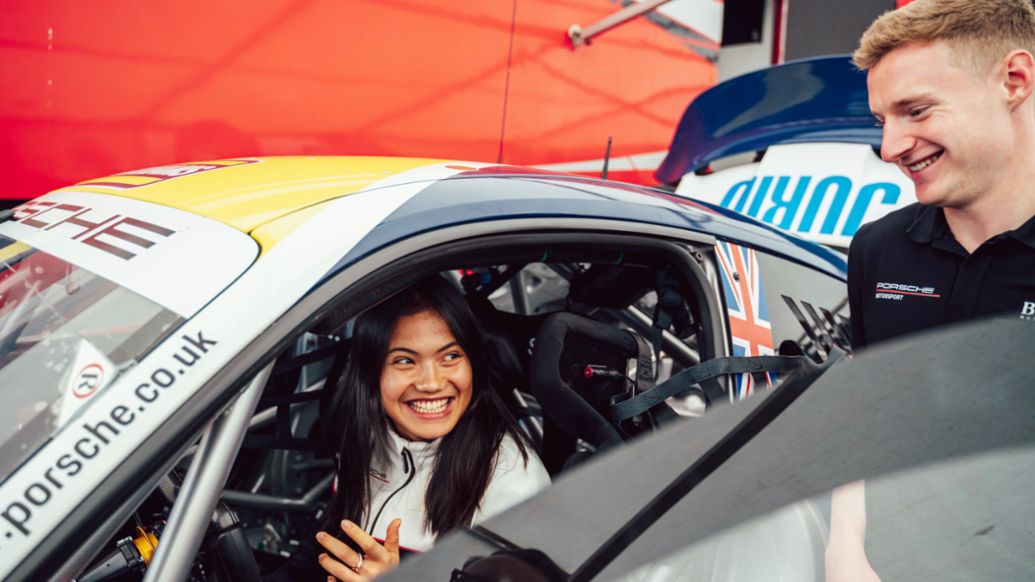 Emma Raducanu, embajadora de Porsche, en Brands Hatch (Inglaterra), 2022, Porsche AG