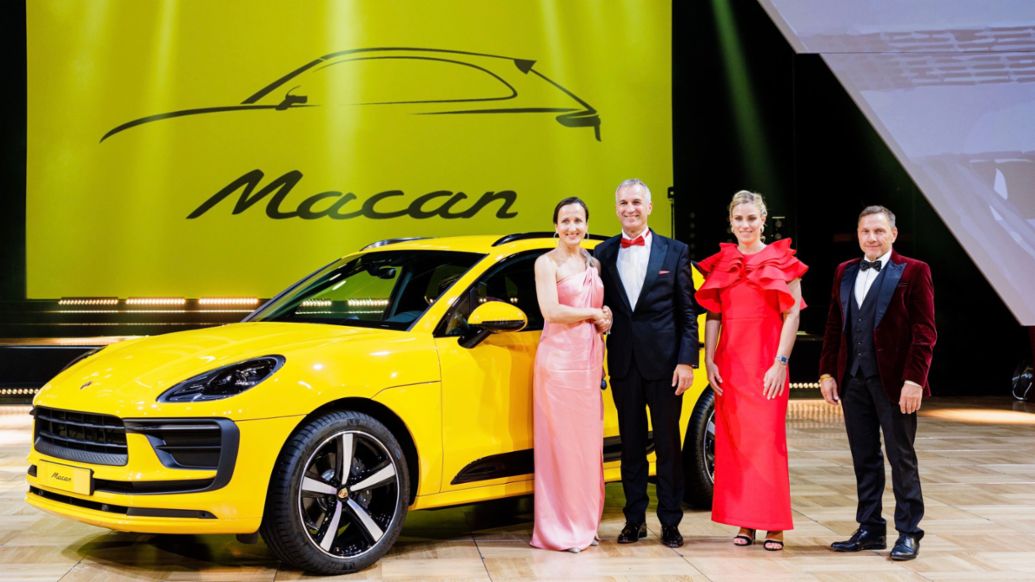 Jana Bierkämper, ganadora del Macan en color Amarillo Signal; Albrecht Reimold, miembro del Consejo Directivo de Porsche AG responsable de Producción y Logística; Angelique Kerber, embajadora de Porsche, y Richy Müller, embajador de Porsche (i-d), Gala de la Ópera de Leipzig, 2022, Porsche AG