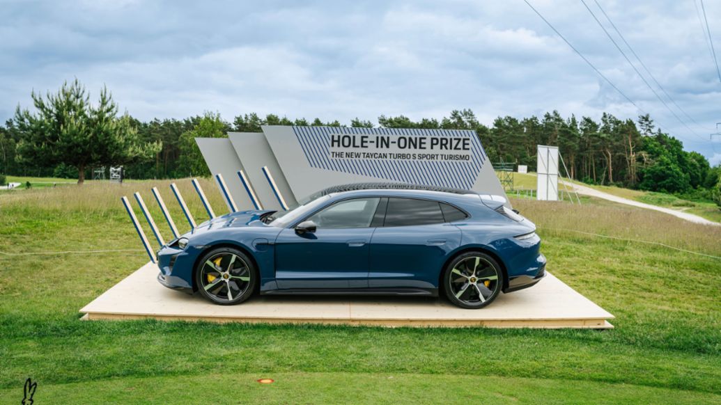Taycan Turbo S Sport Turismo, Hole-in-One-Prize, 2022, Porsche AG