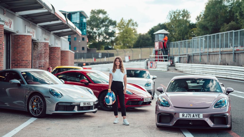 Esmee Hawkey junto a varios modelos de las gamas 718 y 911, evento We Drive, Brands Hatch, Gran Bretaña, 2022, Porsche Cars Gran Bretaña