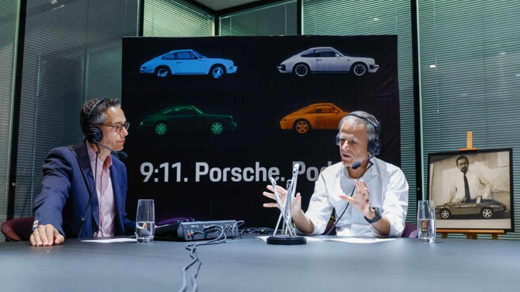 Sebastian Rudolph, Leiter Öffentlichkeitsarbeit, Presse, Nachhaltigkeit und Politik bei Porsche, Michael Mauer, Designchef Porsche AG, 2023, Porsche AG