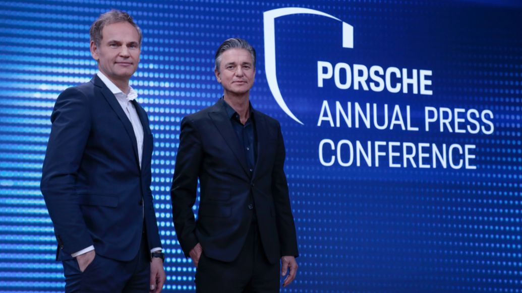 “En condiciones difíciles, logramos el mejor resultado con diferencia de la historia de Porsche”. Oliver Blume, Presidente del Consejo de Dirección de Porsche AG, y Lutz Meschke, Vicepresidente y miembro del Consejo de Dirección de Porsche AG como responsable de Finanzas y Tecnologías de la Información, 2023, Porsche AG